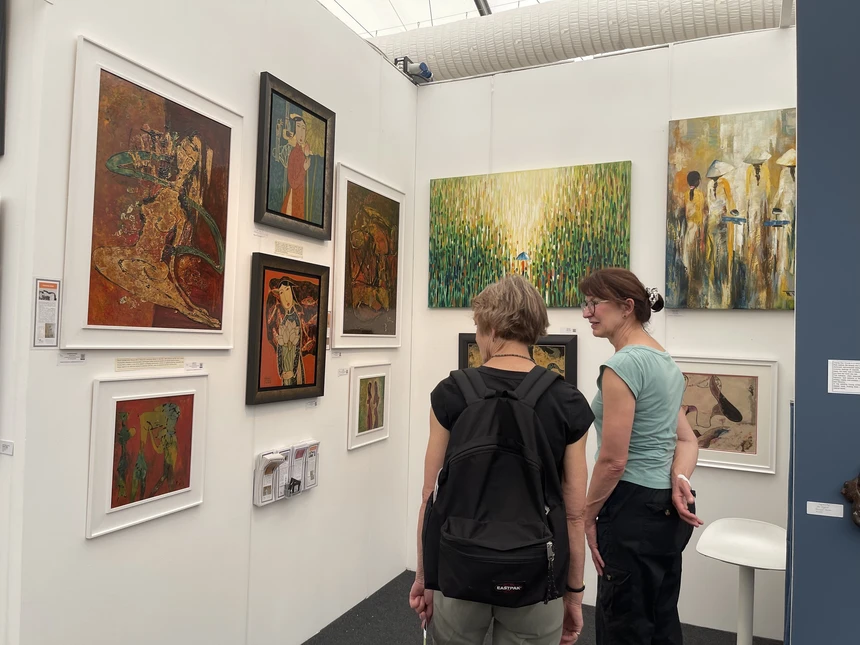 Vietnamese paintings make a strong impression at the International Art Fair in London